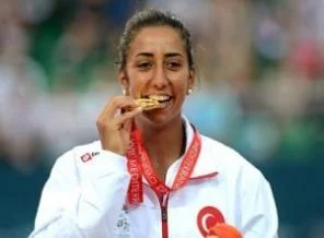 Teniste altın madalya