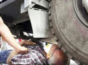 TOMA'nın altına yatan eylemci bakın kim çıktı