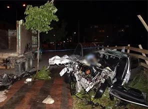 Trafik kazası bir aileyi yok etti