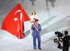 Türk bayrağını taşıyan milli güreşçiden ırkçılık dersi!