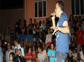 Ünlü sanatçı eylemcilere rest çekti
