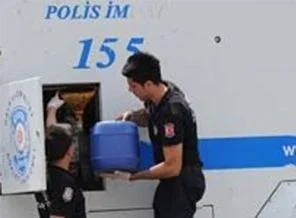 Vali, 'suda kimyasal yok' dedi, polisler kimyasal katarken görüntülendi!