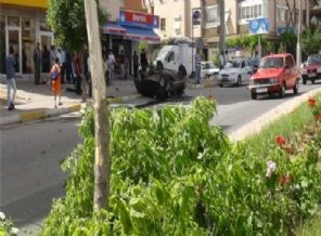 Virajı alamayan araç karşı şeritte takla attı