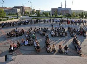Vücutlarıyla yazdılar: 'Diren Ali'