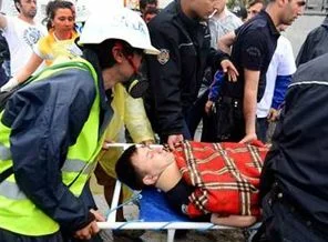 Yaralı polise Gezi'nin doktorundan ilk yardım