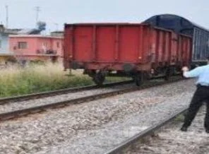 Yük treni TIR'ı biçti