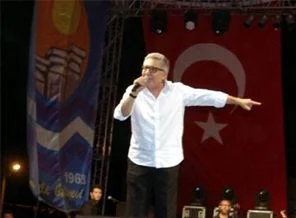 Zülfü Livaneli'ye konserde saldırı