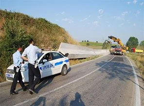 100 tonluk köprü ayağı karayoluna düştü
