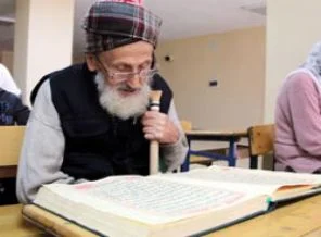 100 yaşında Kur'an-ı Kerim öğreniyor