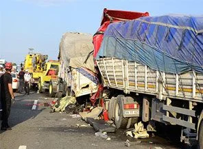 3 kamyonun karıştığı kaza TEM'i 3 saat kilitledi
