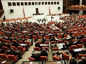 AK Parti'li vekil 'camideki içki' tartışmasını görüntüleyen gazetecileri tartakladı