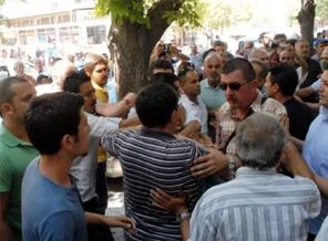 AKP'liler ile CHP'lilerin yumruklu ağaç kavgası