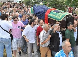 Ali İsmail'in cenazesi toprağa veriliyor