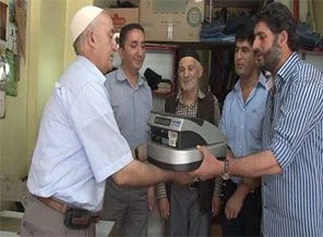 Altın ve para dolu kasayı çöpe attılar