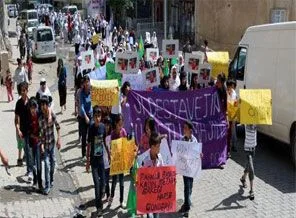 Annesi için 'Katil Ömer' yazılı pankart taşıdı