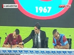 Avni Aker'de imza şov!