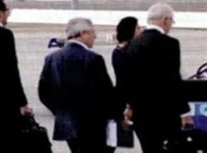 Aziz Yıldırım'ın çantasını taşıyan gazeteci