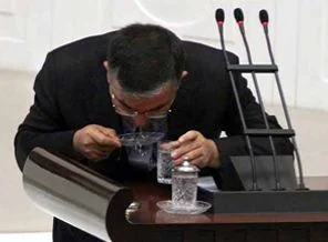 Bakanın kürsüdeki zor anları