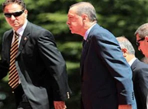 Başbakan Erdoğan elini öptürmedi!