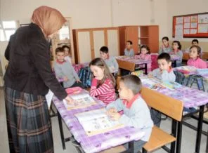 Başörtüsüne itiraz işinden etti