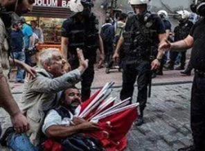 Bayrak satıcısı Ali Sarıçiçek'e hapis istemi