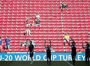 Böyle olur Dünya Kupası: Tribün boş bilet yok