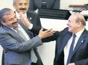 Burhan Kuzu Sırrı Süreyya'ya tokat attı