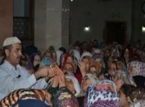 Camilerde 'Sakal-ı Şerif' izdihamı
