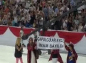 'Çapulcular ayıldı, imam bayıldı' pankartına tepkiye dayak!