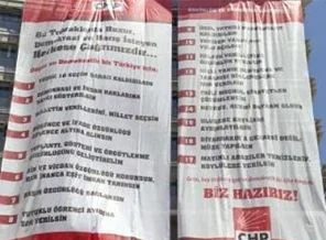 CHP binasına 'Özgürlük ve Demokrasi' afişi asıldı