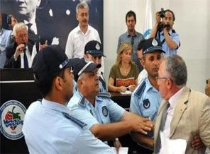 CHP'li Başkan AK Partili üyeyi salondan kovdu!