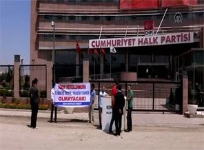 CHP önünde seçim sandıklı protesto