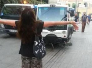 Çöp aracını TOMA zannedince!