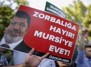 Elçilik Önünde Mursi'ye destek eylemi