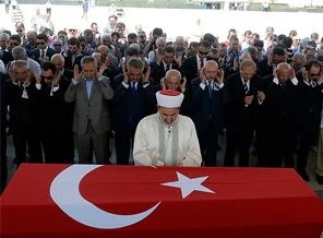 Eski Meclis Başkanı Güven toprağa verildi