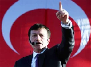 Eski Tümgeneral: Karayılan beceriksiz, Bayık eylemci