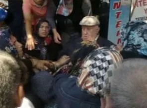 Eyüp Sultan'da 'para dağıtan adam' izdihamı