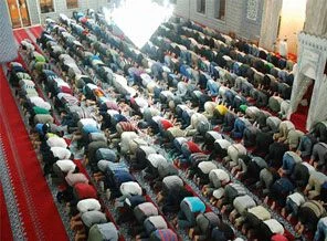 Ezanı erken okuyan imam teravihe gelmedi