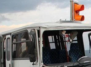 Freni patlayan minibüs otobüs durağına daldı