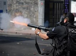 Gaz bombasıyla evi yanan vatandaşa: Eylem varken balkona niye çıktın!