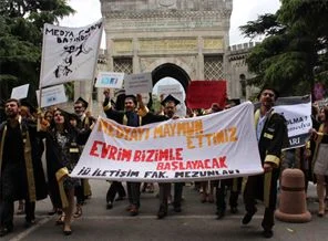 Gazeteci adaylarından mezuniyet töreninde basına protesto