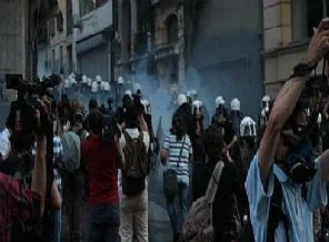 Gazeteciler polis tarafından darp edildi