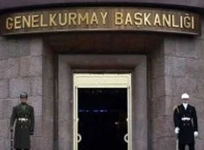 Genelkurmay önünde ''Duran adam'' eylemi