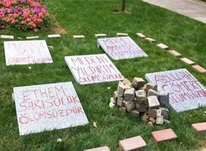 Gezi Parkı'nın mezar taşları