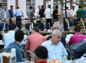 Görmez mahkumlarla oruç açtı