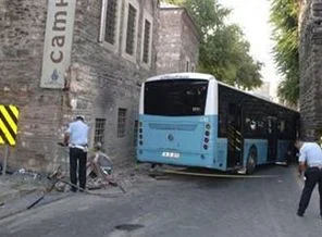 Halk otobüsü tarihi binaya çarptı: 20 yaralı