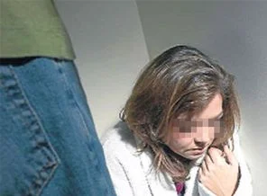 Hamile kızının bacaklarını kırdı