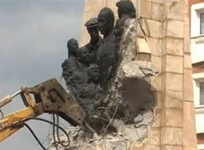 Heykeli kaldırıldı, tartışma başladı