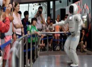 Honda'nın 'şaşkın' robotu Asimo