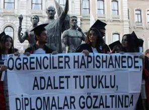 İ.Ü. Hukuk Fakültesi mezuniyetinde Gezi eylemi